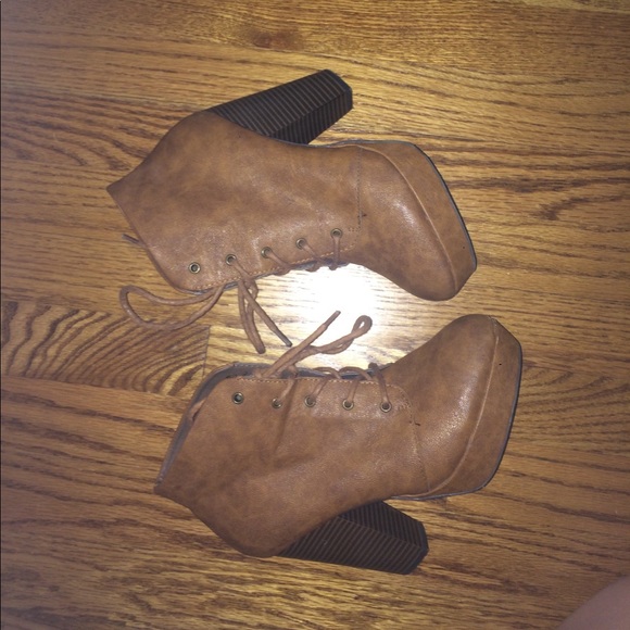 Candie's Shoes - ✨Candie's Brown Bootie Heels✨