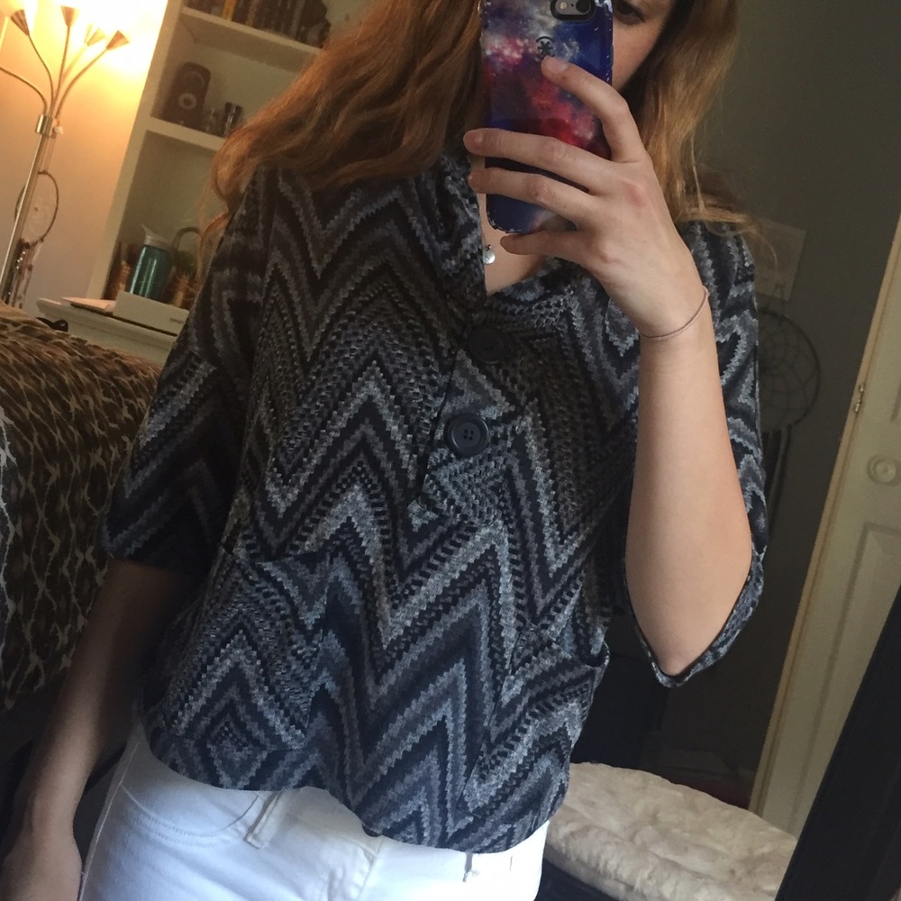 Black/gray zig zag quarter sleeve sweater