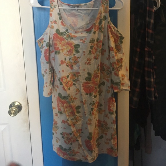 White floral dress. Half sleeves - Picture 1 of 1