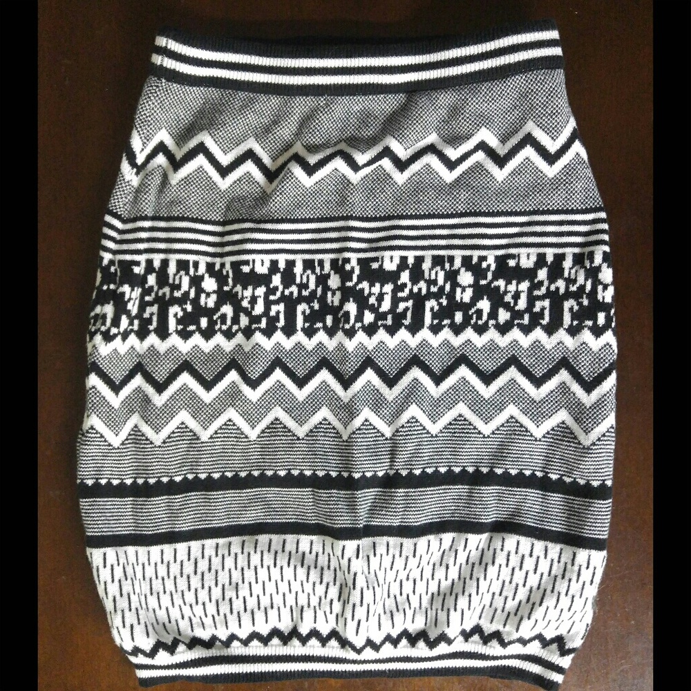 Black & white patterned knit skirt