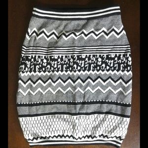 Black & white patterned knit skirt