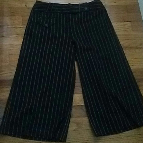 Larry Levine black & white pin stripe skort - Picture 1 of 3