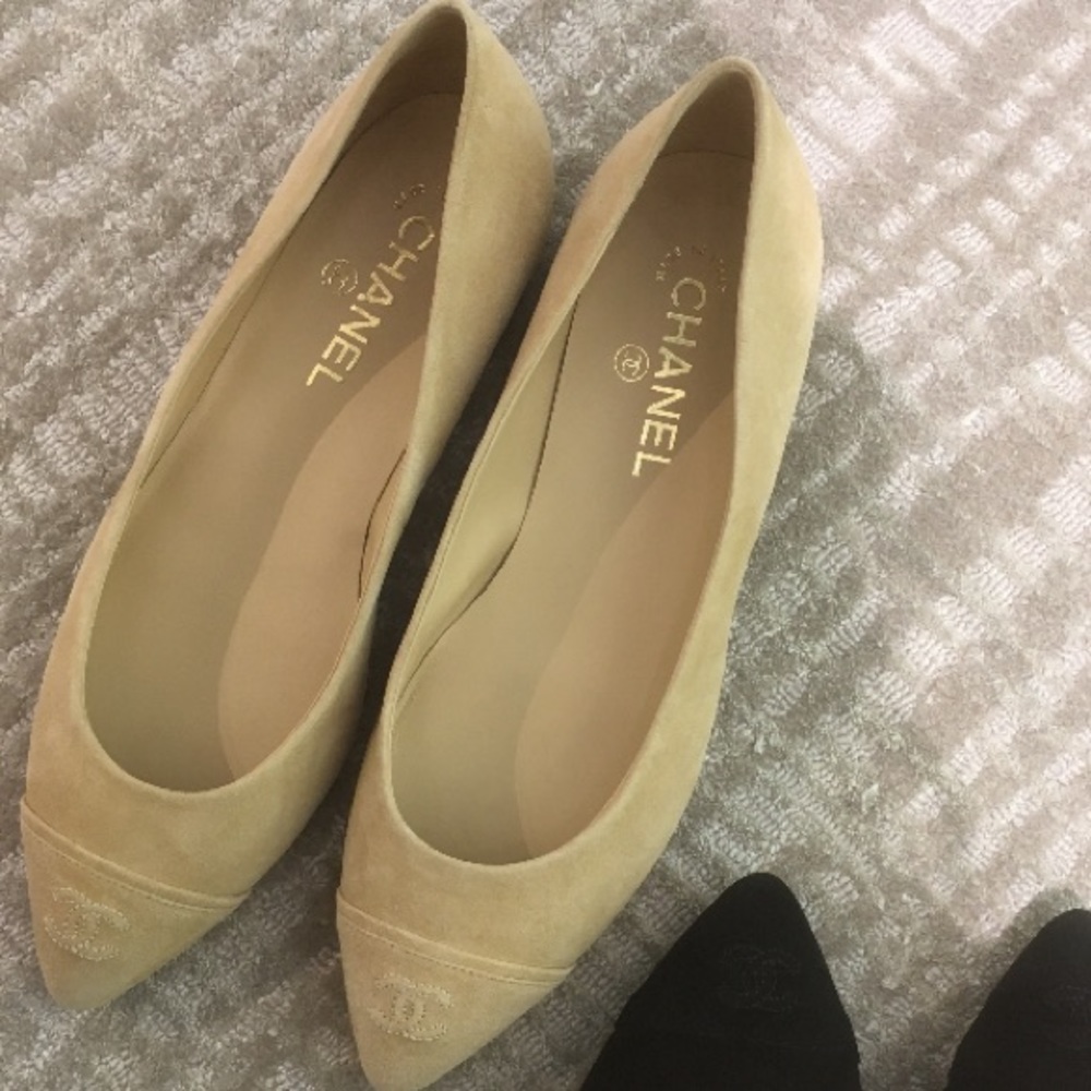 CHANEL pointed toe suede flats