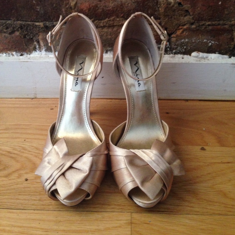 ~classy gold bow heels~