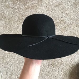 Black floppy hat with bow