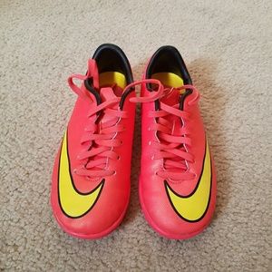 Indoor soccer shoes