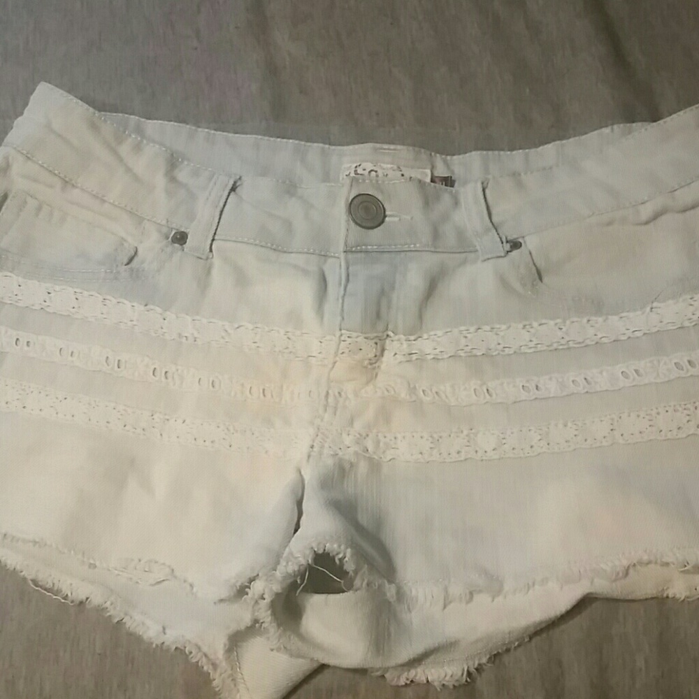 LACE JEAN SHORTS - SIZE 11