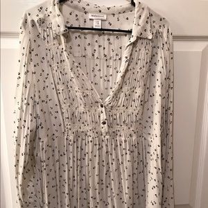 Plus size maternity top.