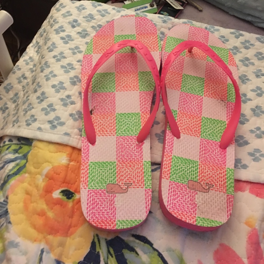 Vineyard vines flip flops