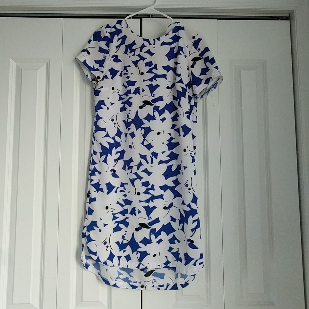 White and blue floral shift dress w keyhole back