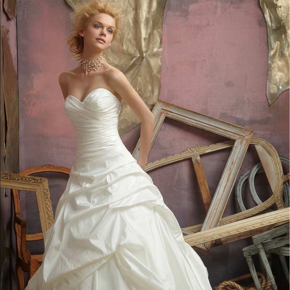 Brand New Mori Lee Wedding Dress Size 8!!