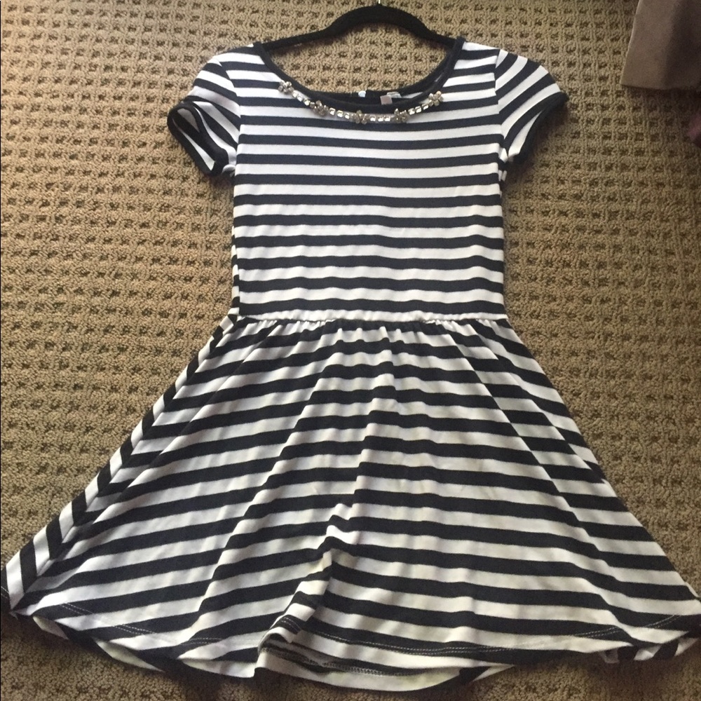 Black and white short sleeve dress