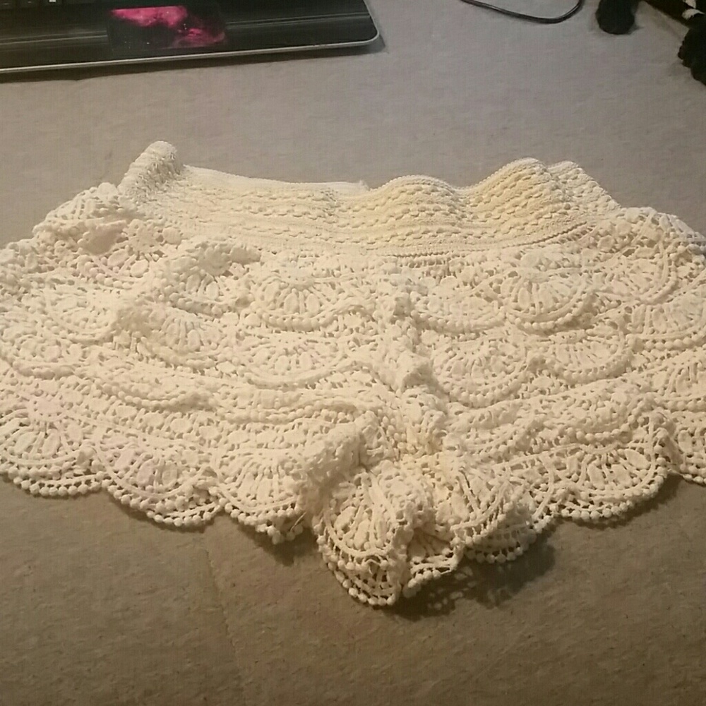 LACE SHORTS - SIZE M