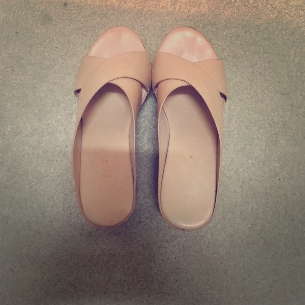 Nude bamboo wedges