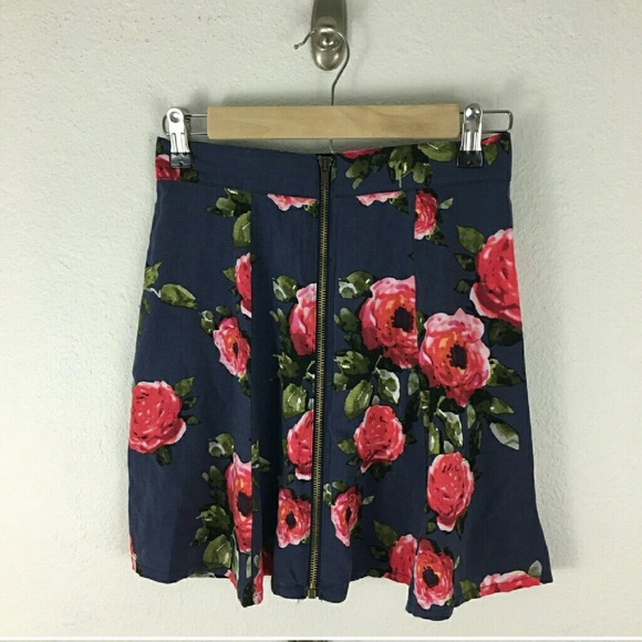 Urban Outfitters Rose mini skirt - Picture 2 of 5