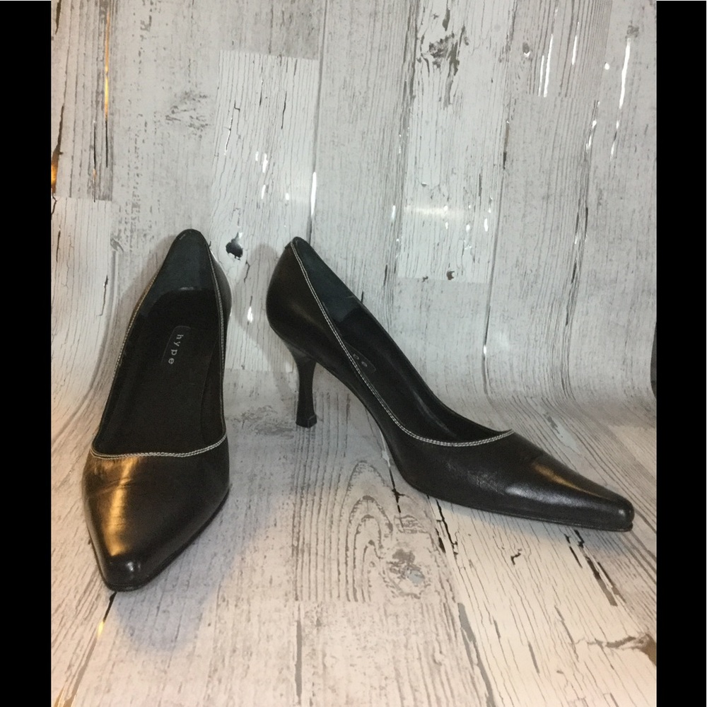 Black leather pumps with white stitching