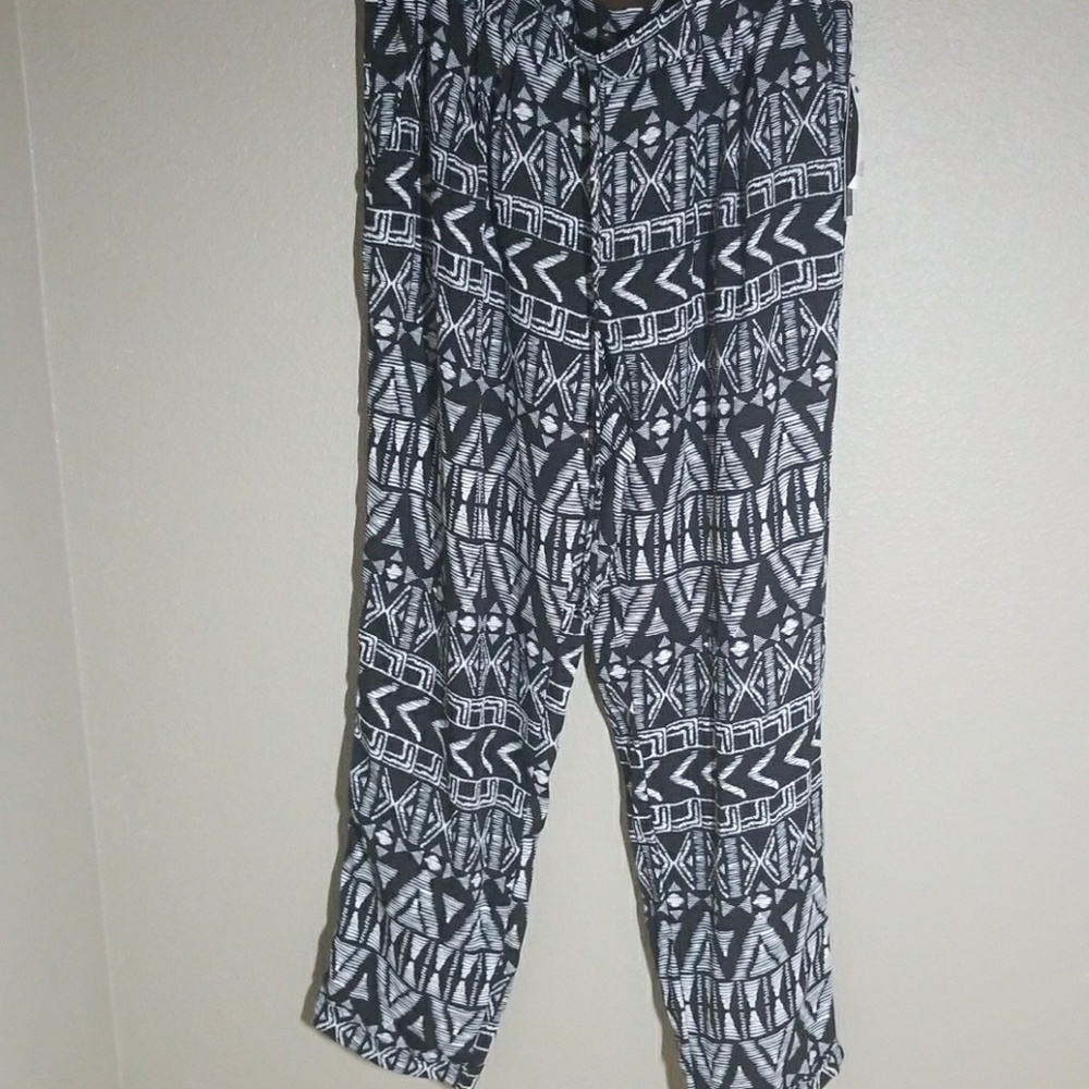 Geometric drawstring with cuff ankle pants.