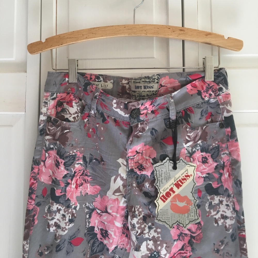 ✨NWT FLORAL JEANS✨