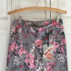 ✨NWT FLORAL JEANS✨