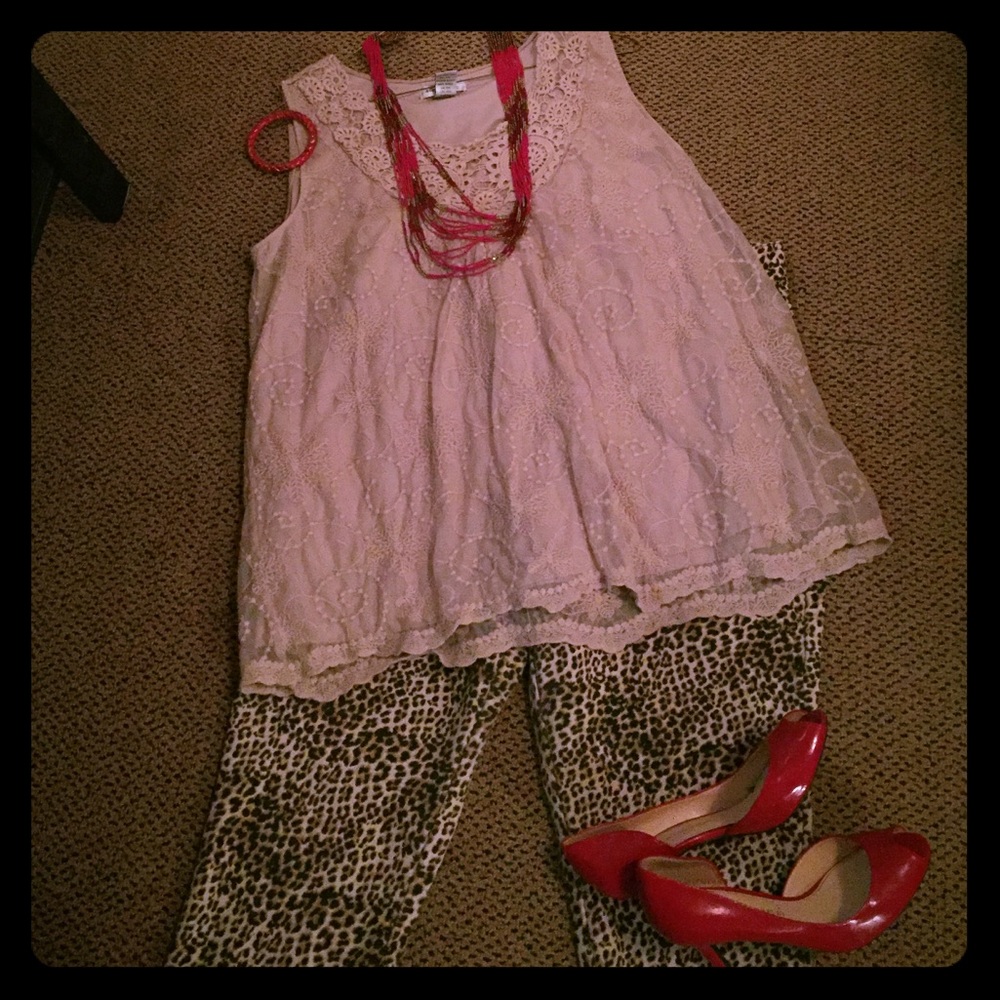 Lacy, sleeveless Top