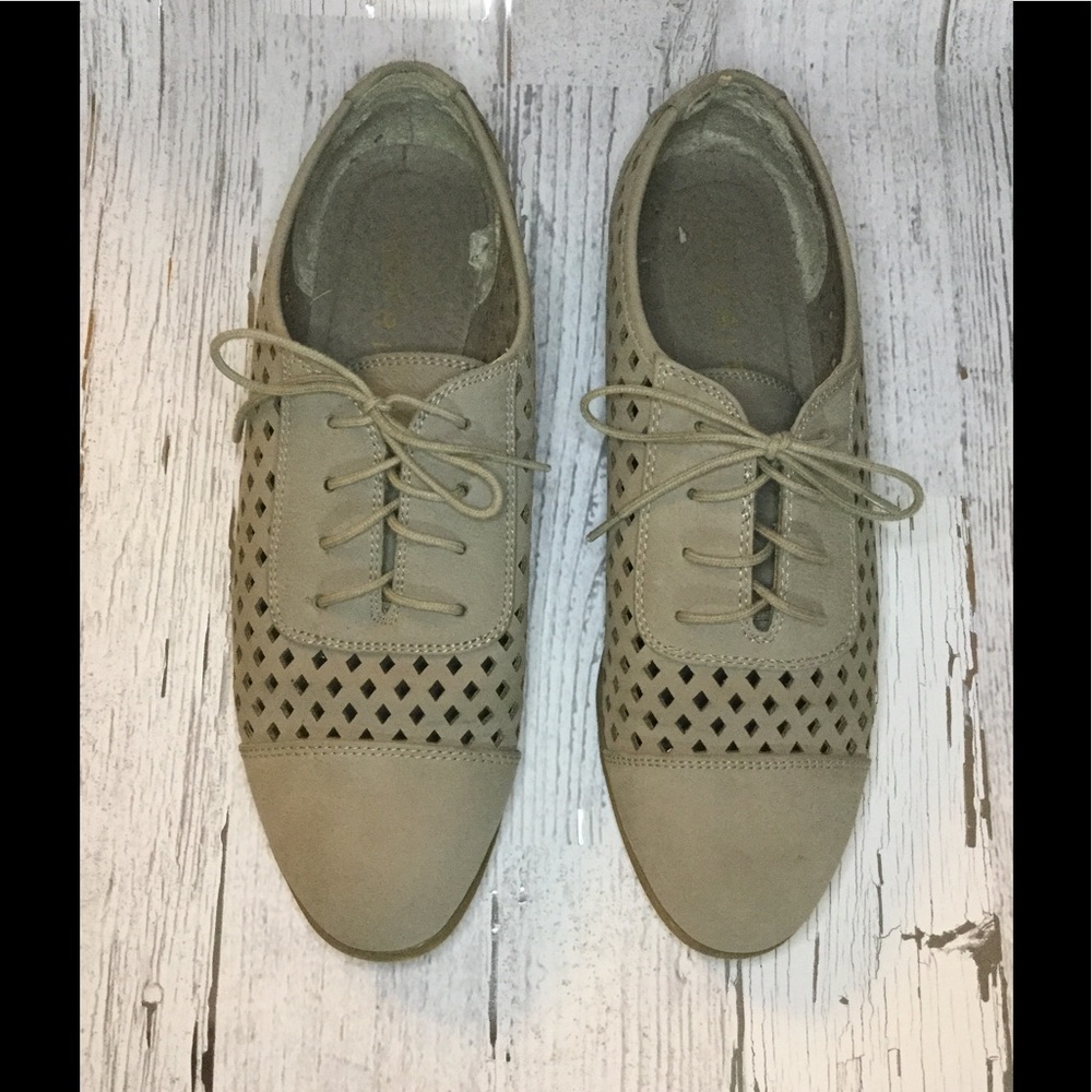 Women's perforated oxfords