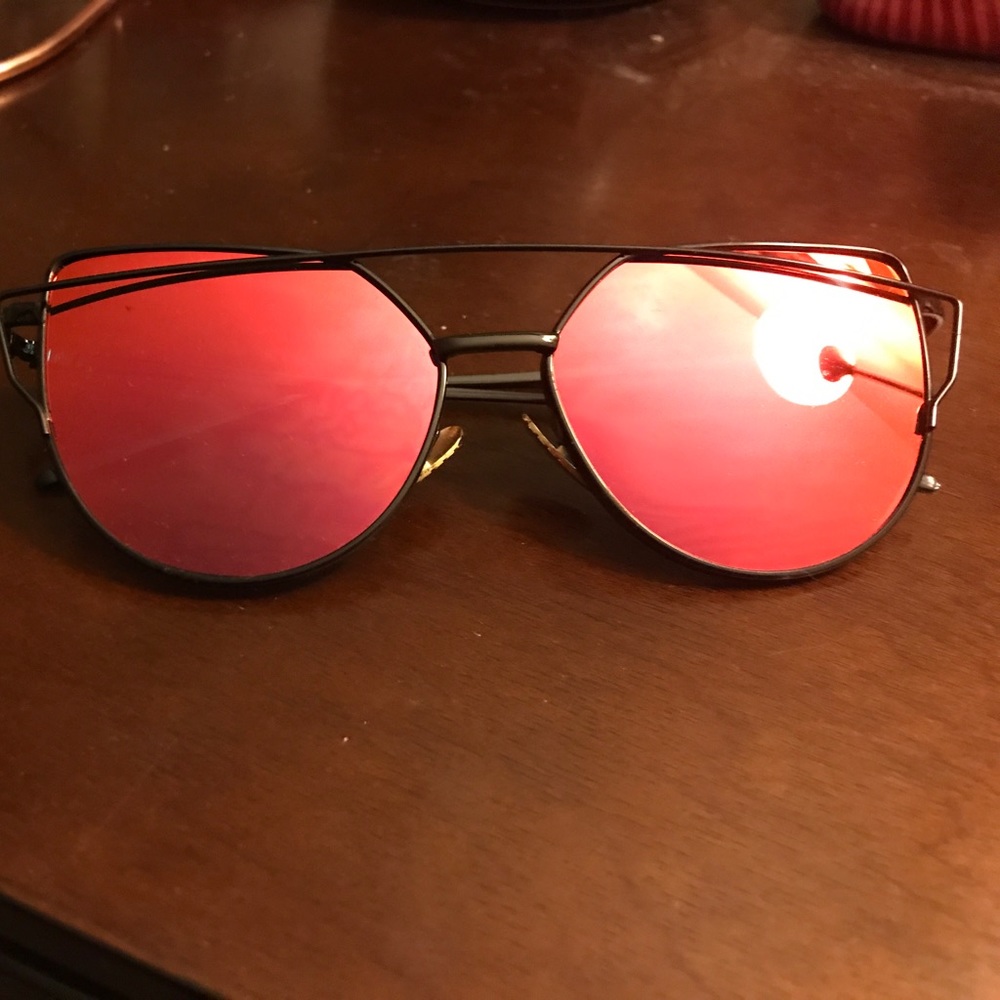 Red mirrored sunglasses