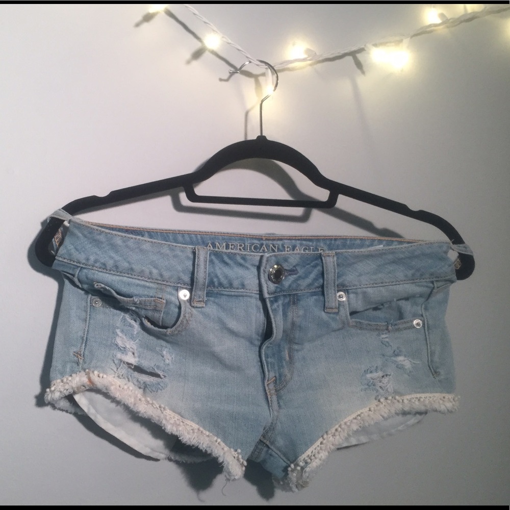 AE light wash distressed denim shorties!