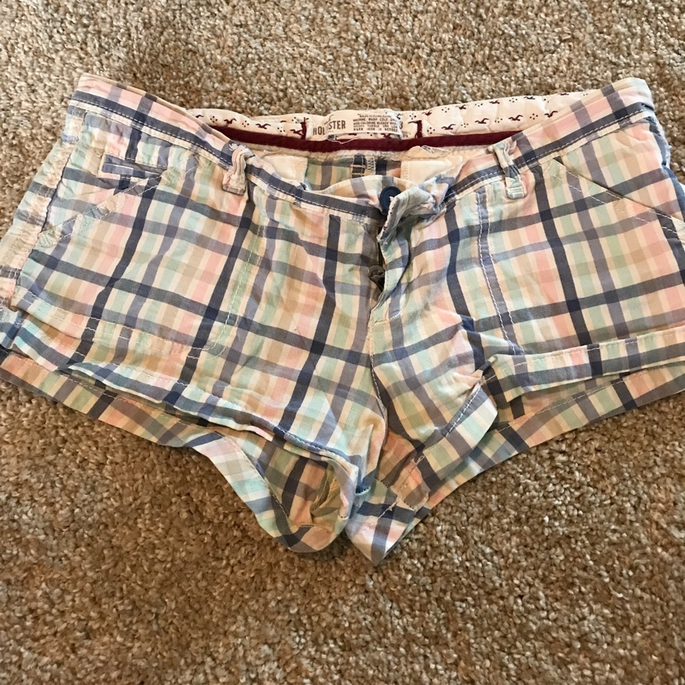 Short low rise shorts