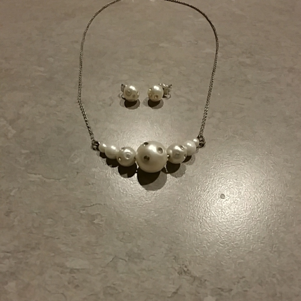 Pearl necklace and earring set