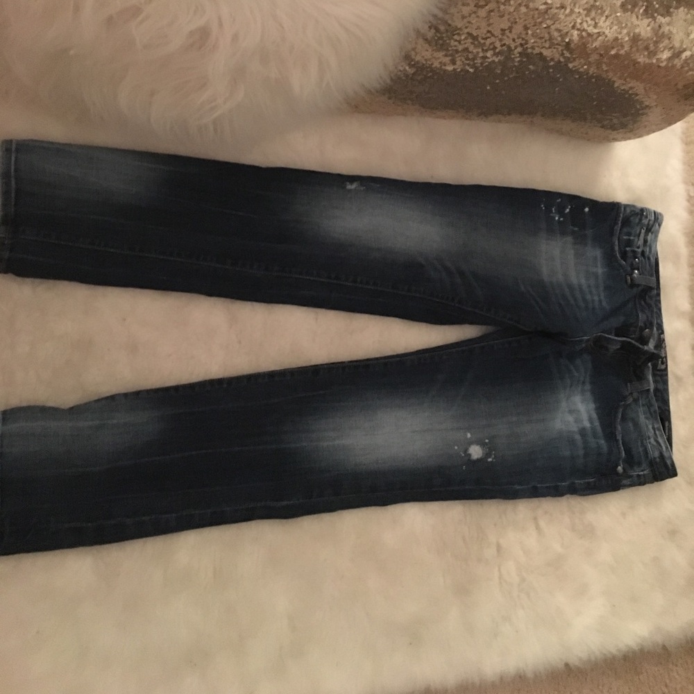 Adorable lightly distressed skinny jeans