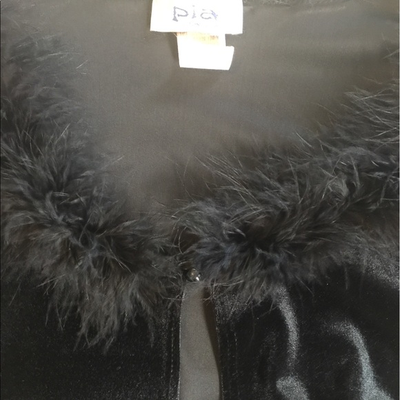 Faux Velvet wrap with soft fluffy collar - Picture 2 of 3