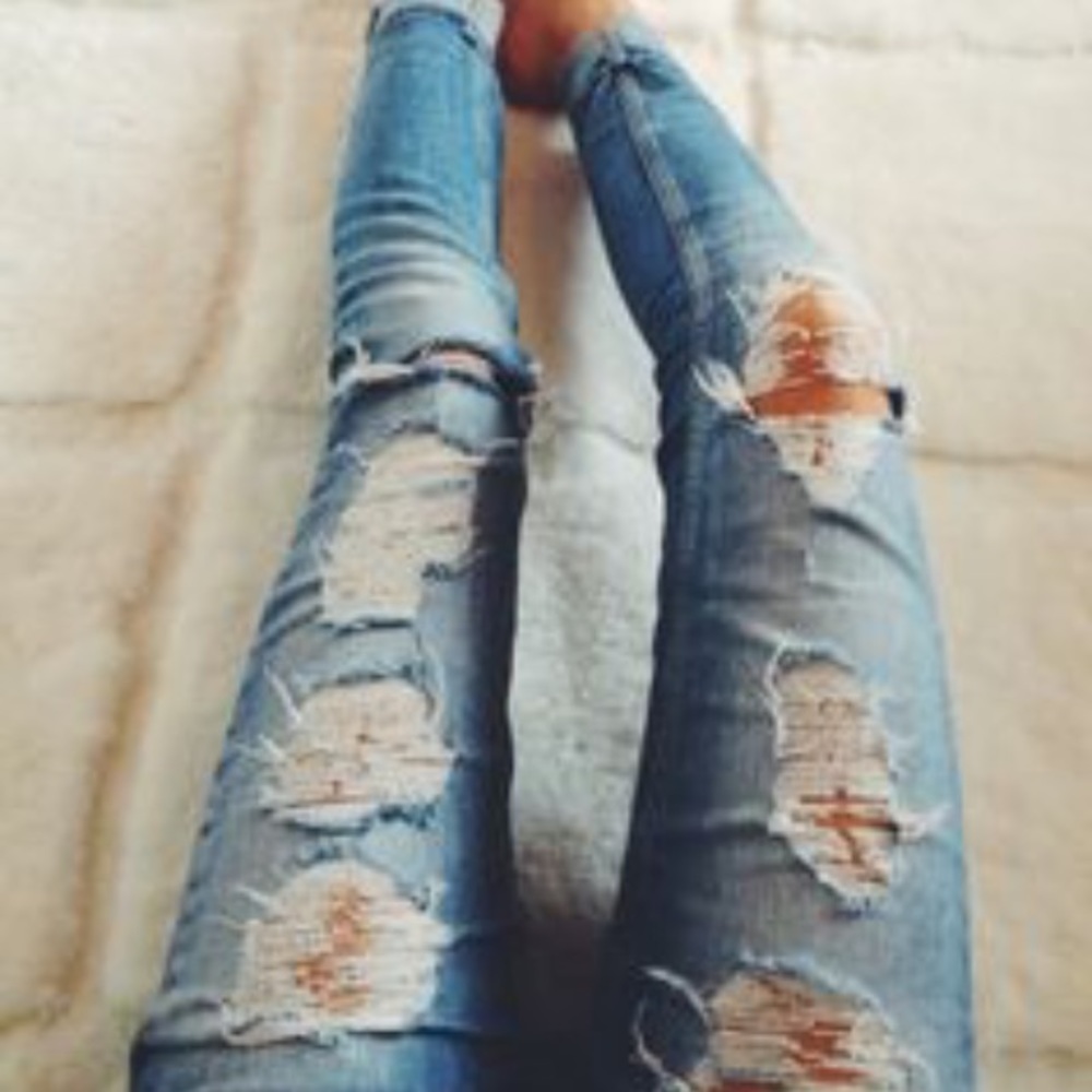 Light wash ripped American eagle jeans
