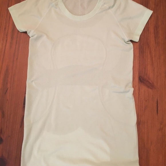 ‼️Lululemon Top Bundle‼️Make an offer‼️ - Picture 5 of 7