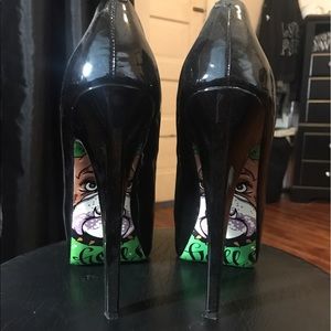 Taylor says "hells bells" English bulldog pumps