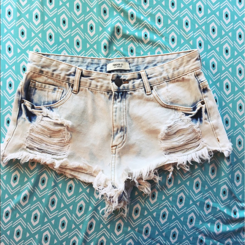 🌻 Forever 21 distressed acid wash jean shorts 🍻