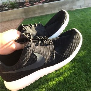 Mens Roshes size 9