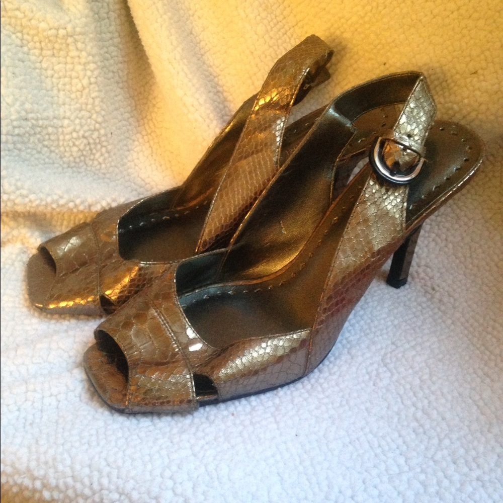 BCBGIRLS Metallic Pumps
