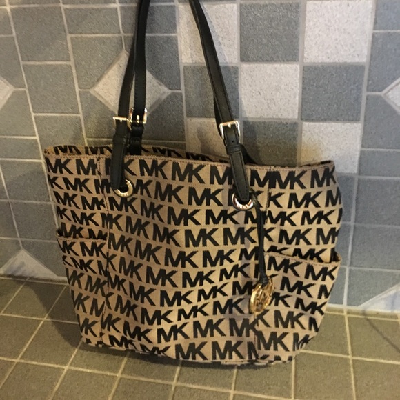Michael Kors Handbags - Michael Kors MK Signature bag