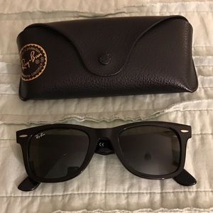 Ray-Ban Classic Wayfarers: Black frames, g-15 lens