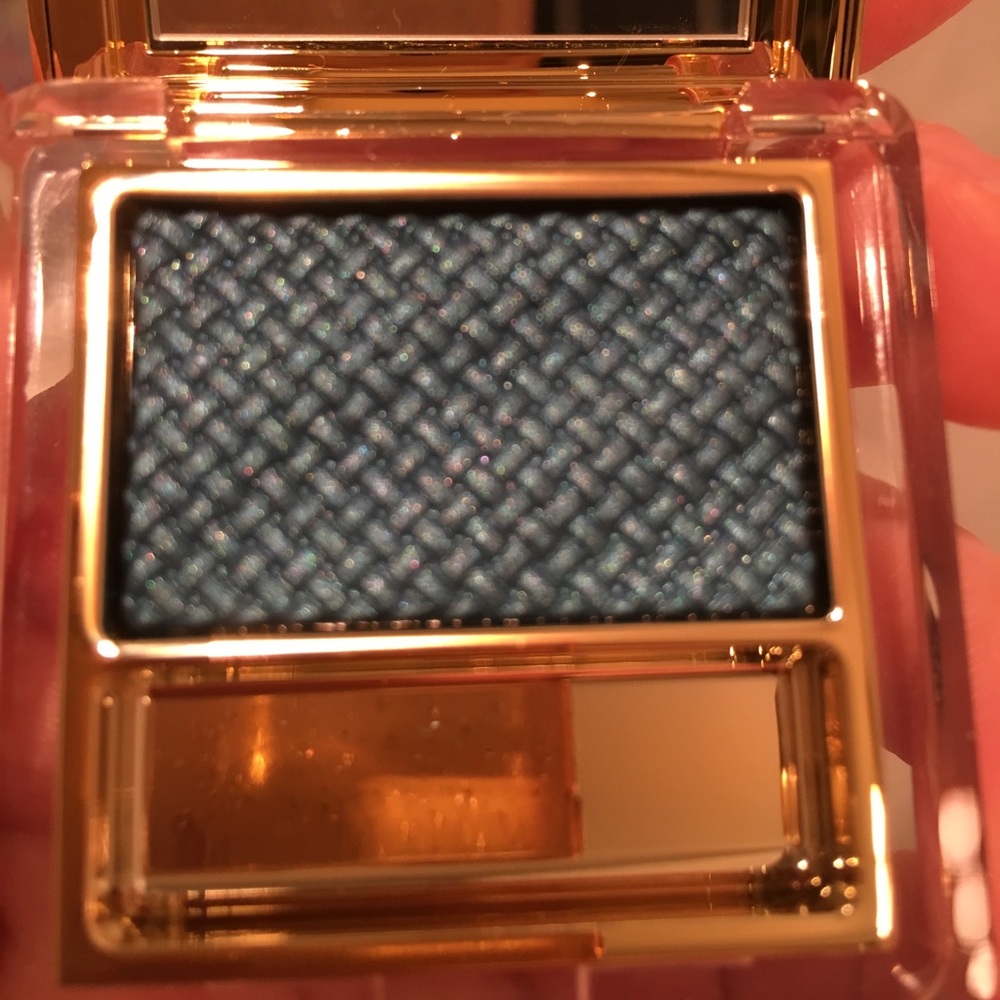 Estée Lauder single shadow in lights out
