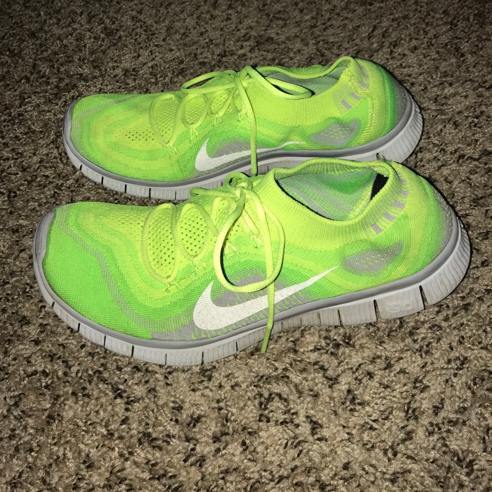 Nike Free Flyknit Running Shoes- Has Nike chip!