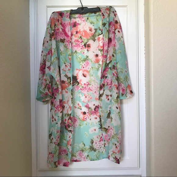 Tops - Like new floral kimono cover