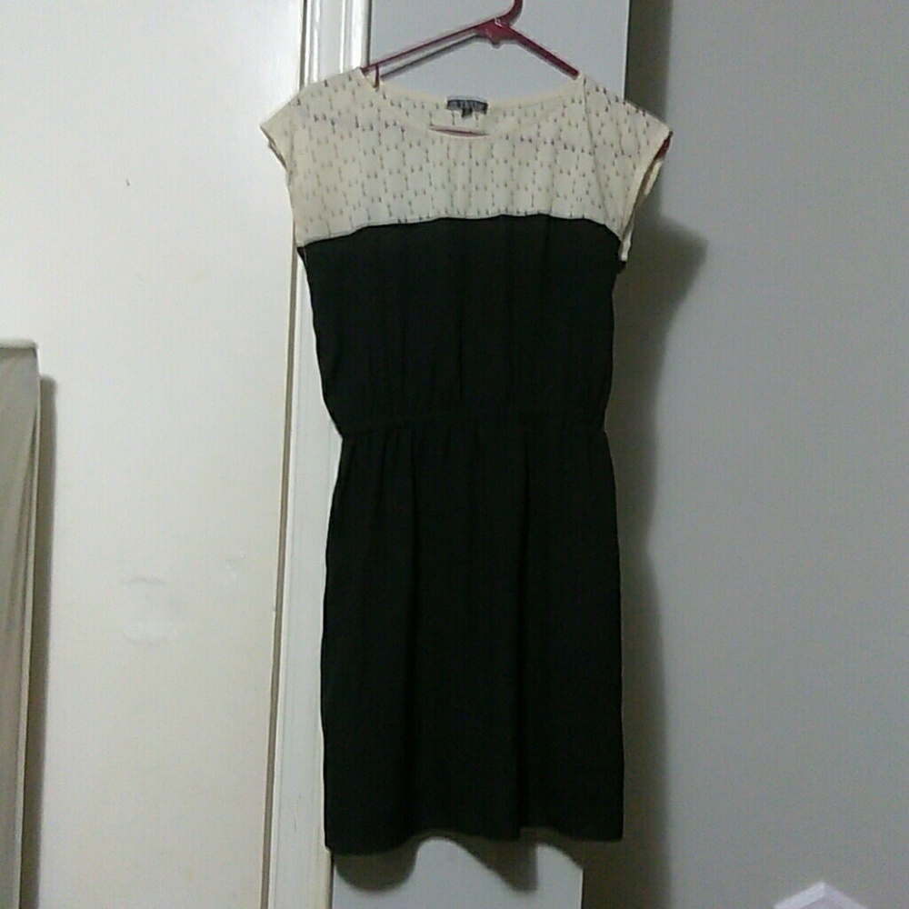 Cream cute out top with cinched waist dress sz M