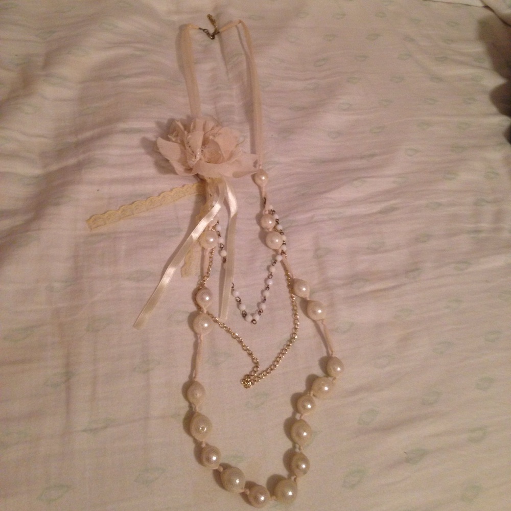 Pearly layered necklace with removable flower pin