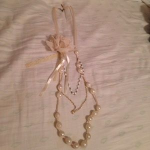 Pearly layered necklace with removable flower pin