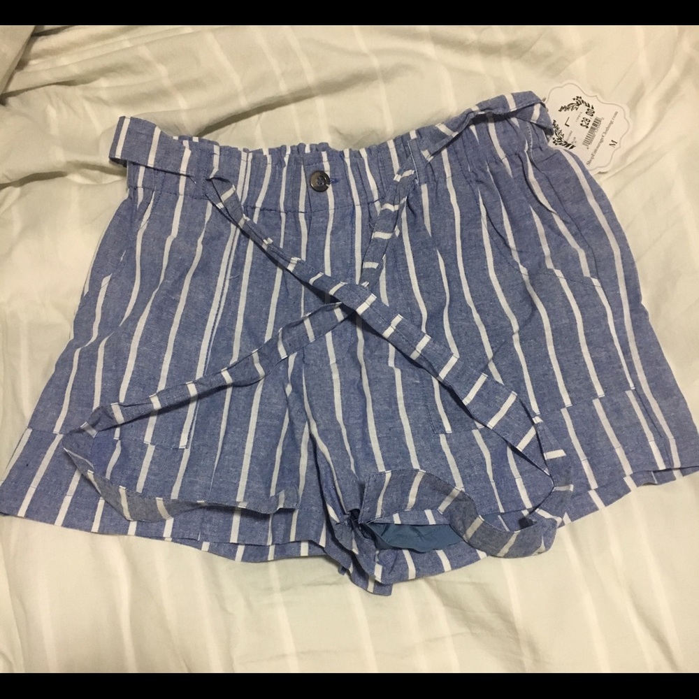 High waisted striped shorts in blue