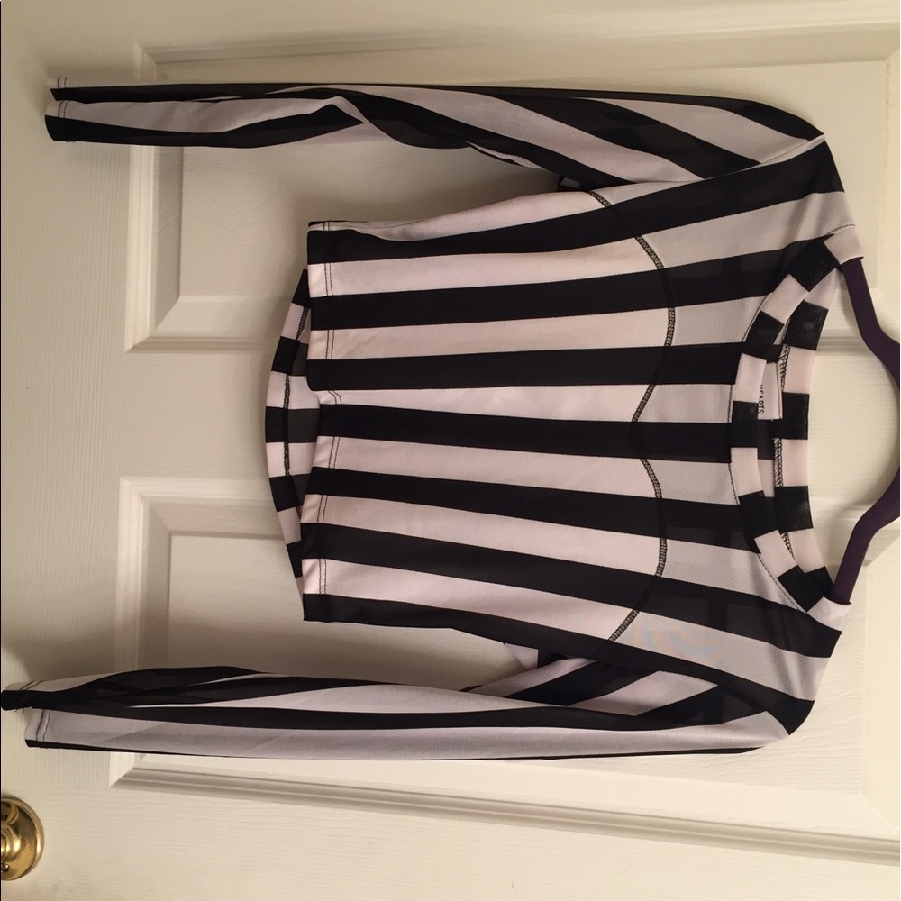 BLACK + WHITE CUTE CROP