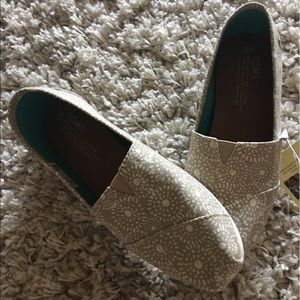 TOMS tan floral print NWT