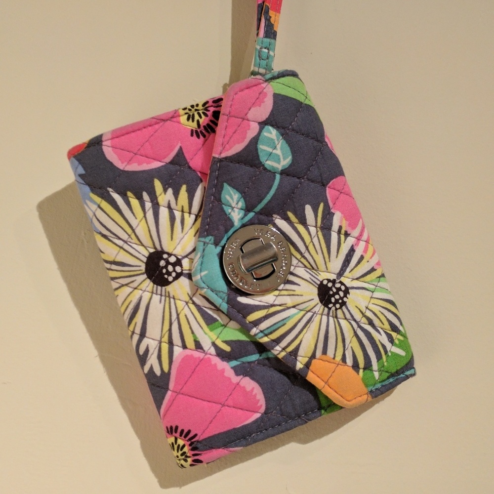 EUC Vera Bradley Wristlet Floral Clasp Wallet