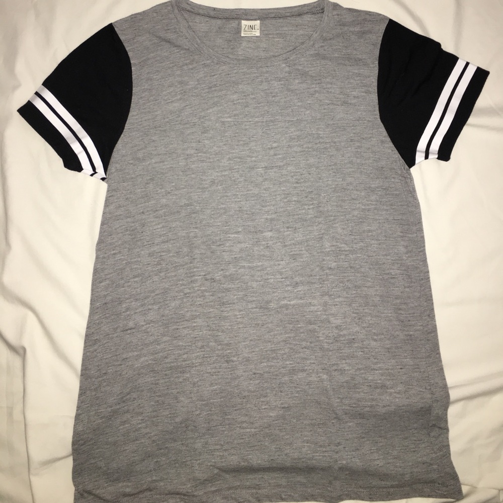 ❤️PLEASE BUY❤️ Gray and Black Tee